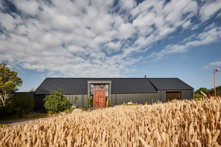 „Königliche“ Tür, gefunden in Christiania, montiert an einer Stahlfassade, Volstrupvej 63, 9240 Nibe